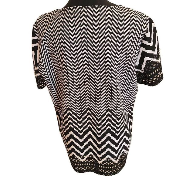 Tahari Arthur S. Levine Black White Print Short Sleeve Laser Trim Top Large - Picture 3 of 9